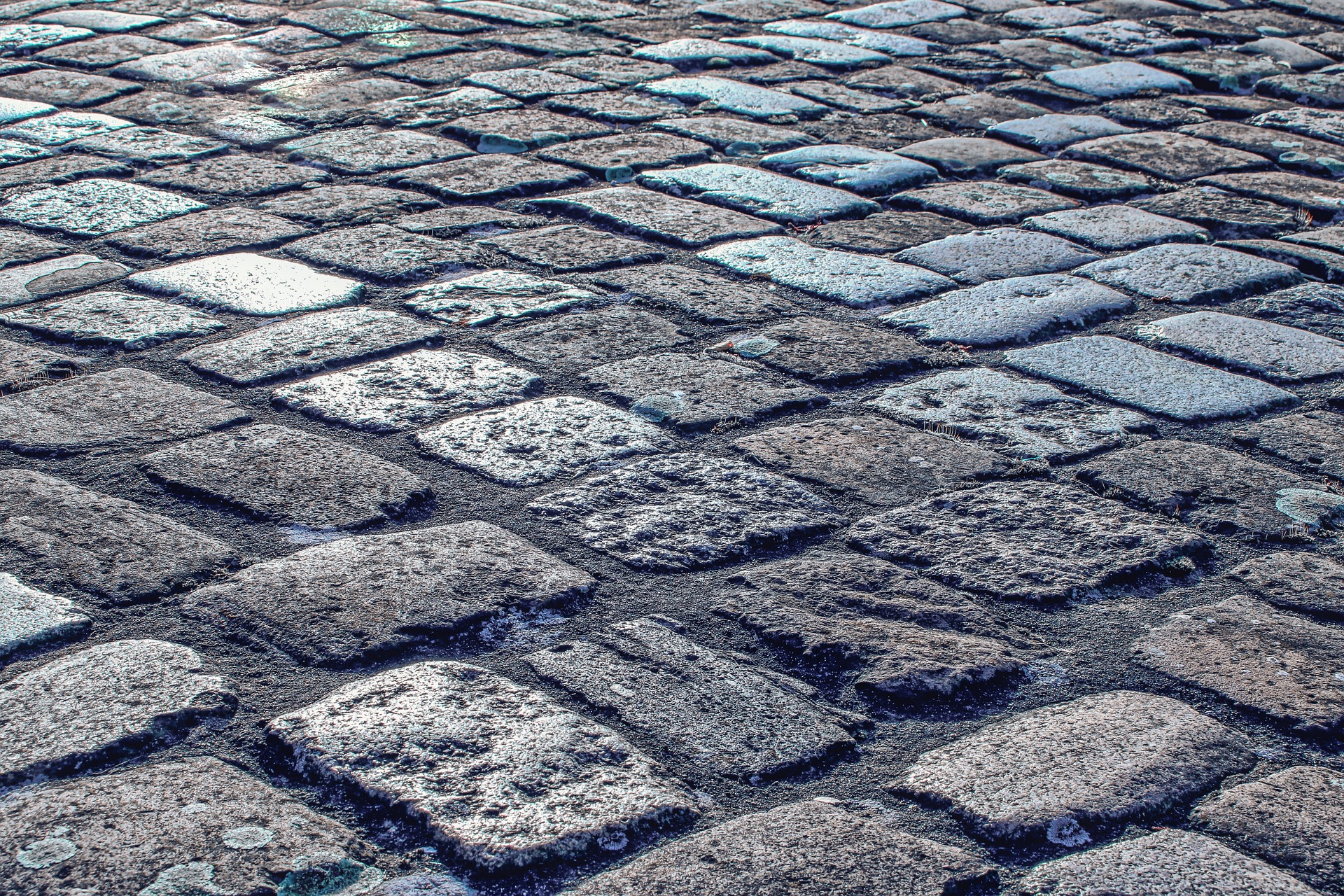 Ekonomiczne rozwiązania parkingowe przy głównym porcie lotniczym w Warszawie