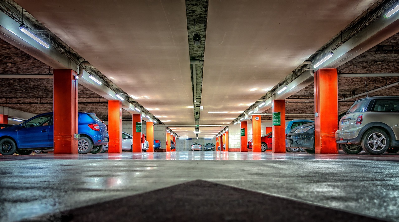 Oszczędne rozwiązania dla podróżnych: gdzie zostawić samochód przy lotnisku w Warszawie