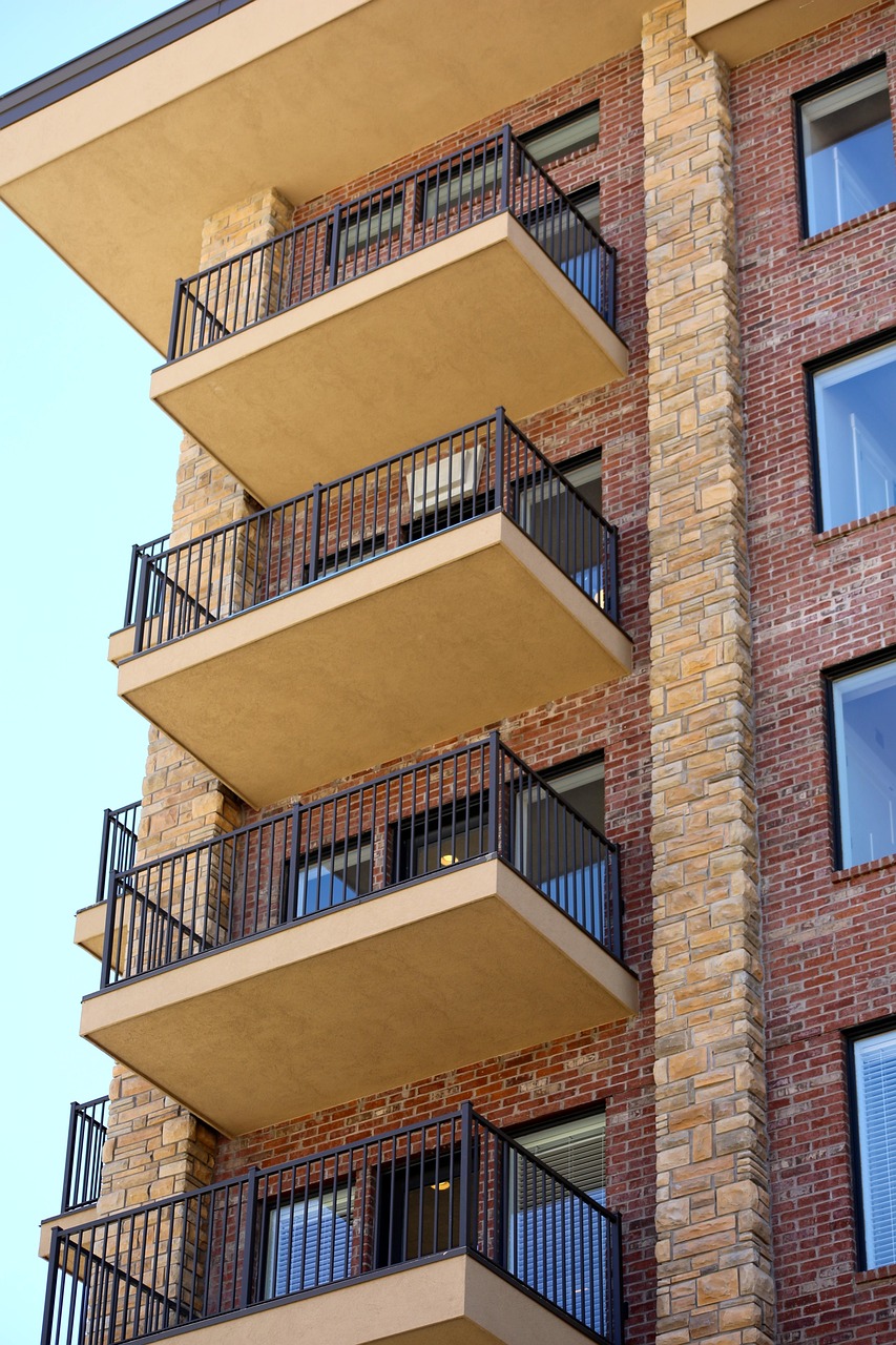 Jak efektywnie prowadzić obsługę budynków mieszkalnych i komercyjnych